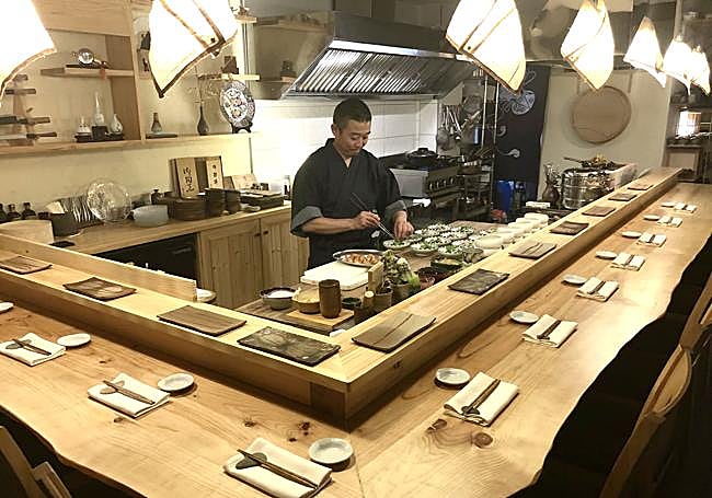 El cocinero Kappou Makoto, en su barra de sushi.